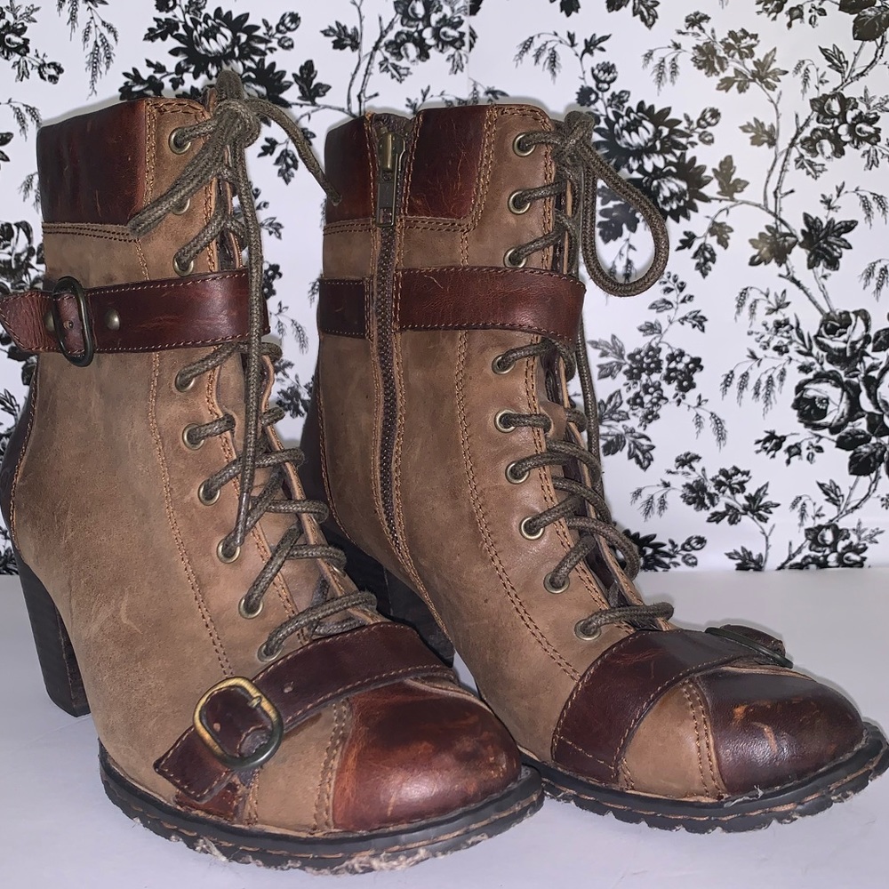 Amazing Born Carolina boots with toe strap  6.5